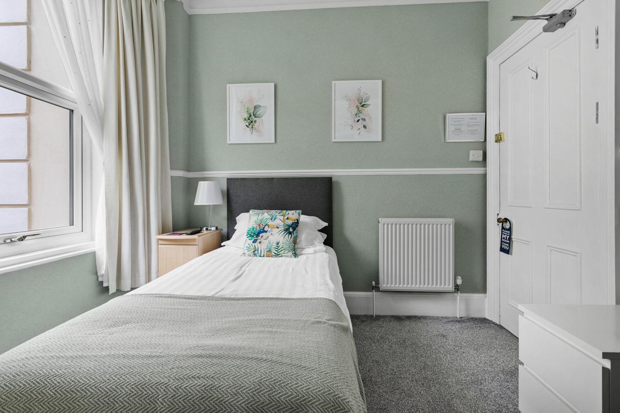 The Netley Bed & Breakfast Торки Стая снимка